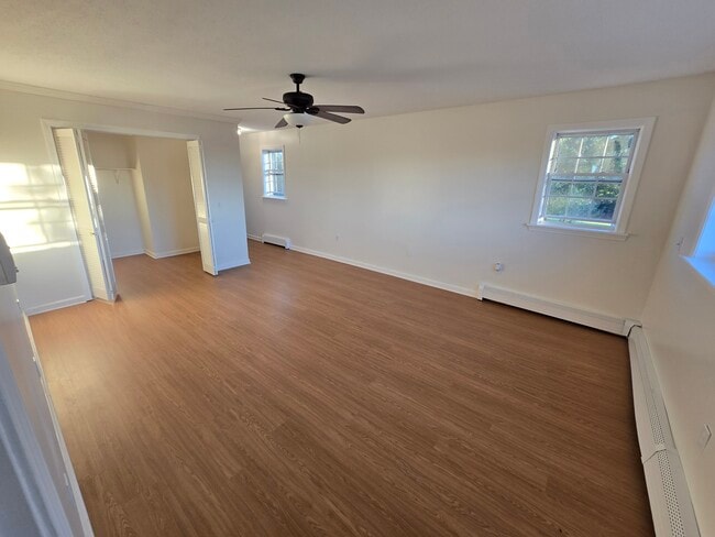 Extra large master bedroom with walk in closet - 133 Mitchell St