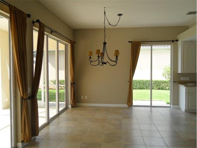 Foto del edificio - 8158 Rosalie Ln