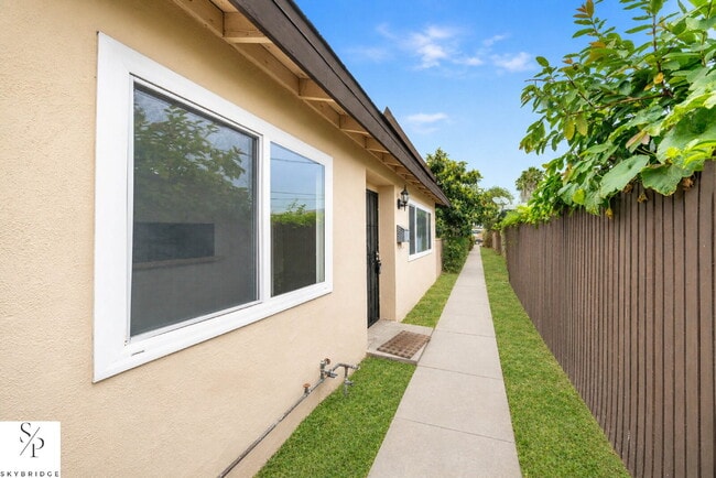 Building Photo - "Charming 2-Bed Sanctuary in the Heart of Downey – Your Ideal Urban Retreat Awaits!"