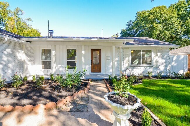 Building Photo - 9814 Cedardale Dr