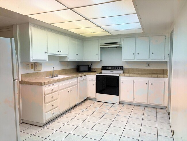 Foto del edificio - Welcome Home to a Desirable Whittier Community - Spacious 3-Bed, 2-Bath Townhome