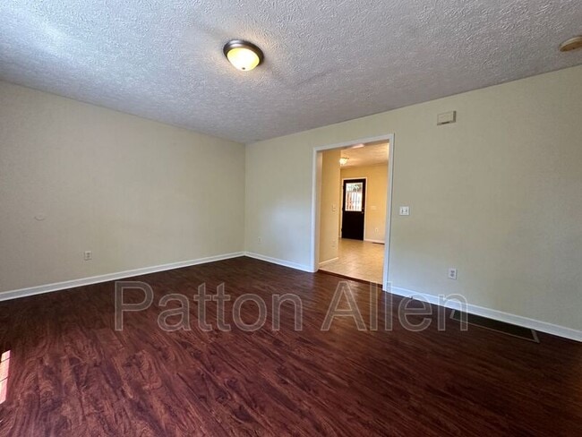 Building Photo - 105 Salola St