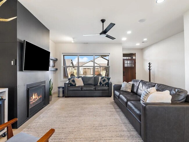 Foto del edificio - 2082 Dennison Ln