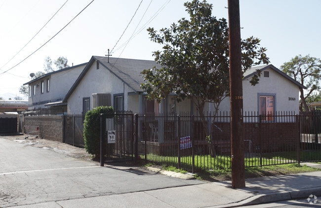 Building Photo - Casa Deoro Apts