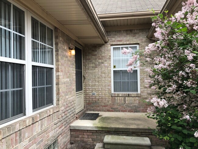 Building Photo - 5560 Seabreeze Ln
