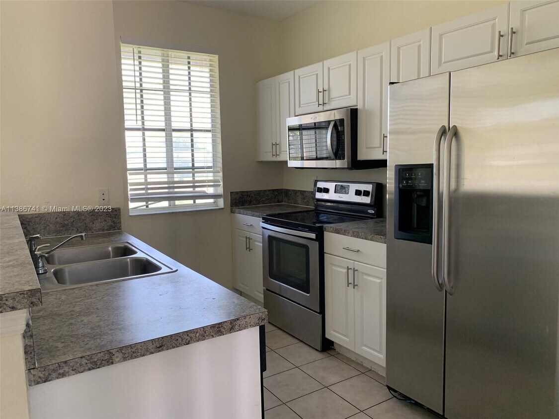 Foto principal - 2025 Nassau Dr