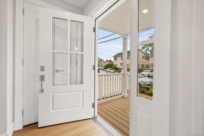 Foto del edificio - 7 Cos Cob Ave