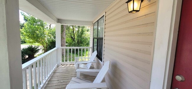 Building Photo - SPACIOUS 5/2 w/ Fenced Yard, Washer/Dryer,...