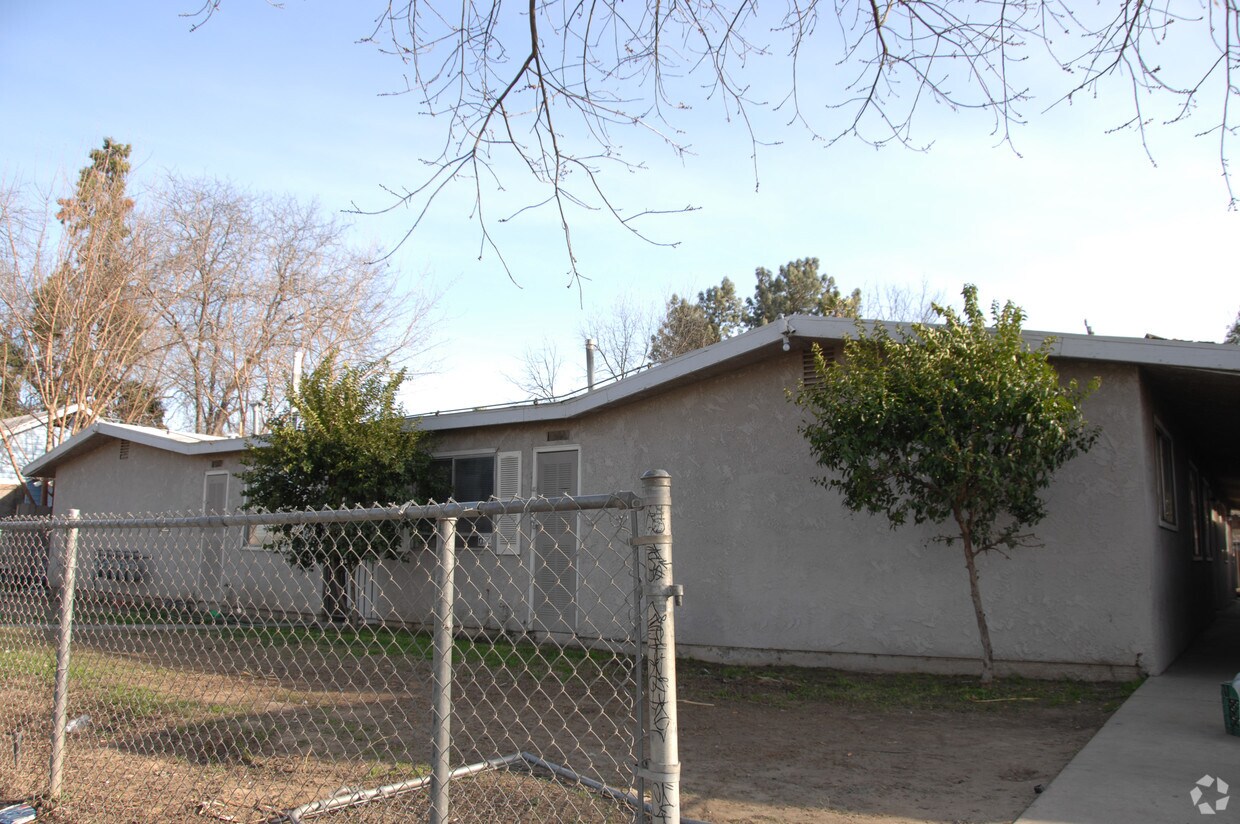 Building Photo - 2212 E Tyler Ave