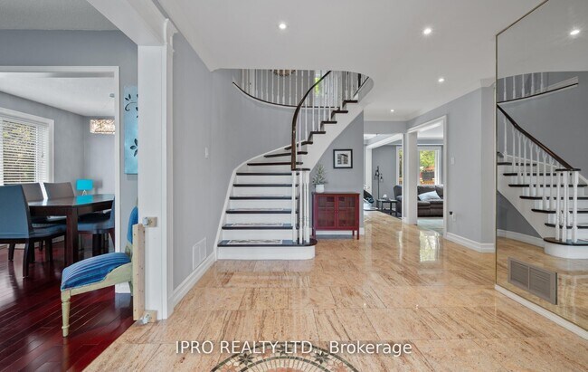 Building Photo - 10 Mayflower St