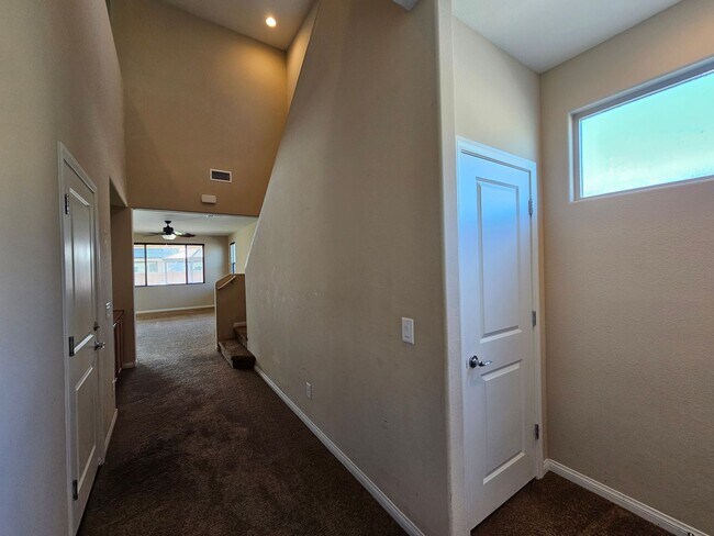 Foto del edificio - Large 4 bedroom in gated Stetson Trails Community
