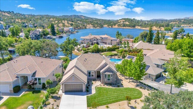 Foto del edificio - Luxury Lakefront Retreat with Pool, Hot Tub & Private Dock on Lake Tulloch - Recently Remodeled!