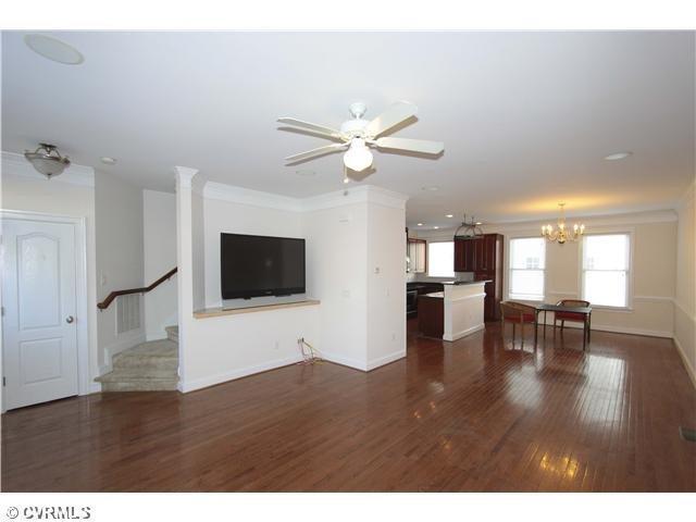 Building Photo - RENT SPECIAL! 4 BR / 3.5 BA Gorgeous Townh...