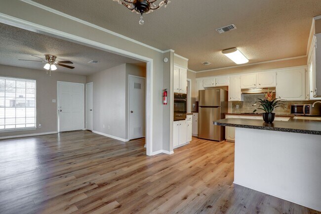 Foto del edificio - 3 Bedroom 1.5 Bathroom Ranch House