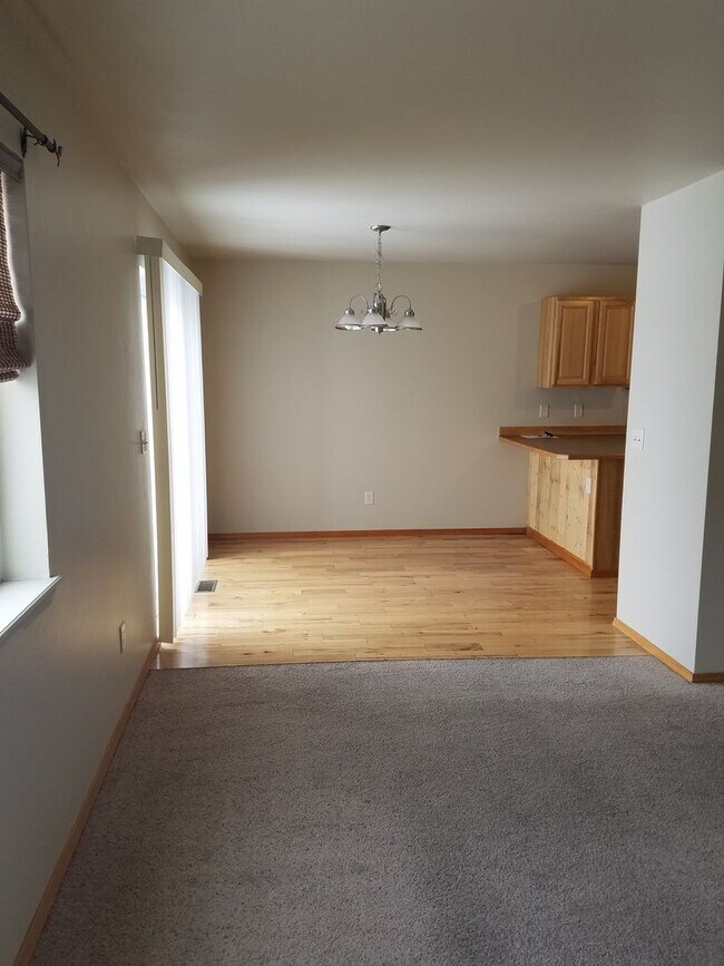 Foto del edificio - 3 Bed 2.5 bath Townhouse in Belgrade.