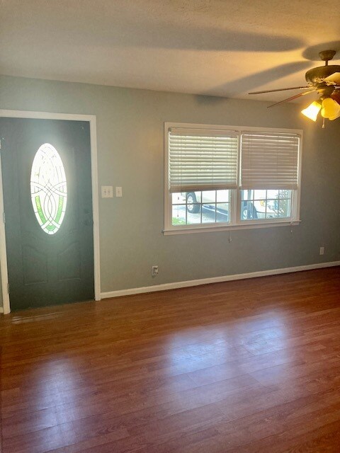 Building Photo - 2126 Lakeview Dr
