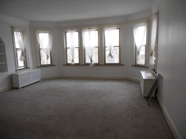 Building Photo - 9152 S Throop St