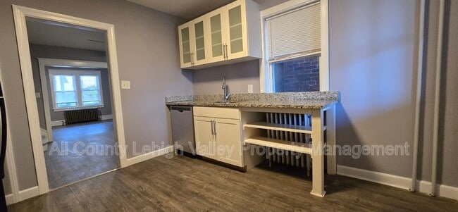 Building Photo - 1037 E 4th St