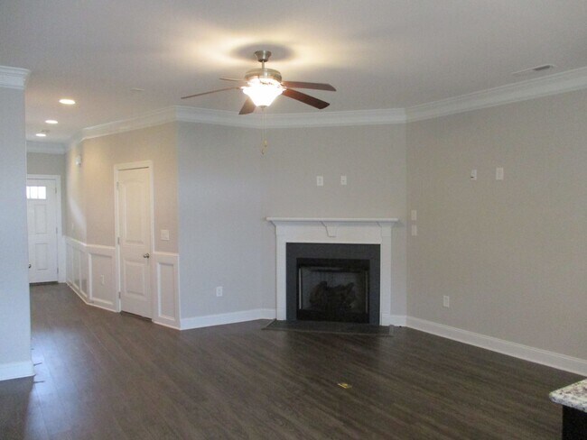 Building Photo - Inviting Townhouse with Garage For Rent in...