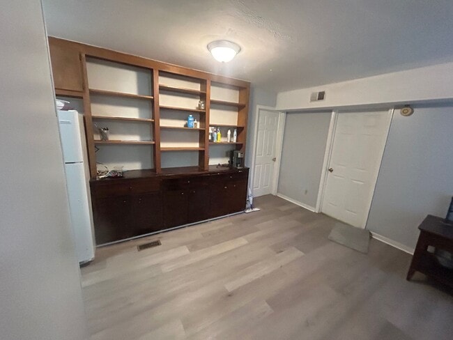 Building Photo - 2-bedroom, 1-bathroom home located in the heart of Columbia!