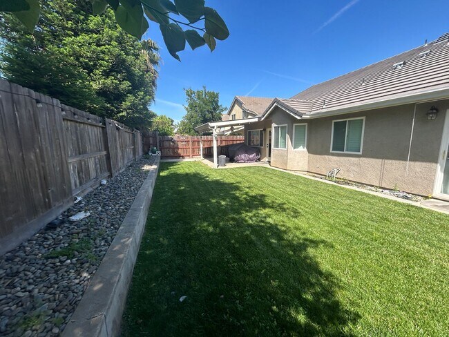 Foto del edificio - 2464 Oak Crest Dr