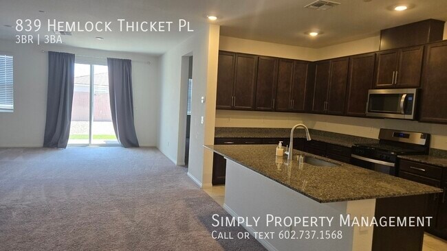 Foto del edificio - 839 Hemlock Thicket Pl