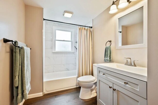 Foto del edificio - 3 bed 2 bath - fresh updates, central air, off street parking