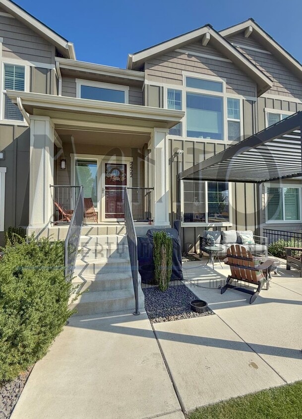 Primary Photo - Beautiful Kendall Yards Townhome