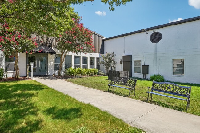 Building Photo - Silver Oaks Villas