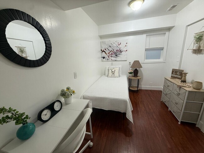 Building Photo - Affordable Private Girl room Downtown - Top Floor and Furnished
