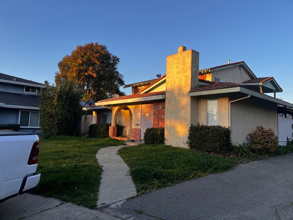 Building Photo - 140 Yorkshire Ct