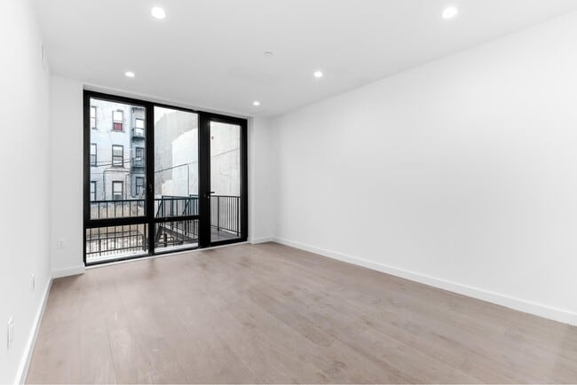 Building Photo - 1540 Park Pl