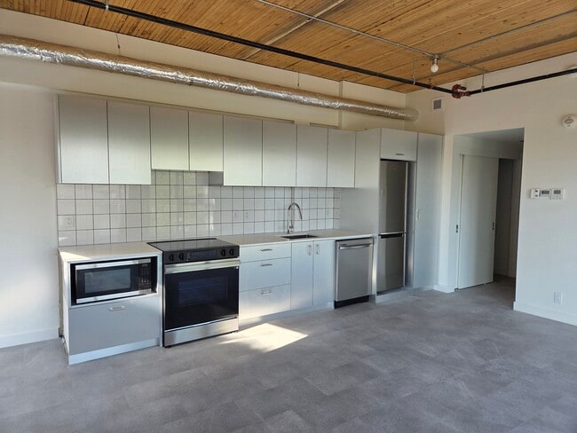 Building Photo - EV606