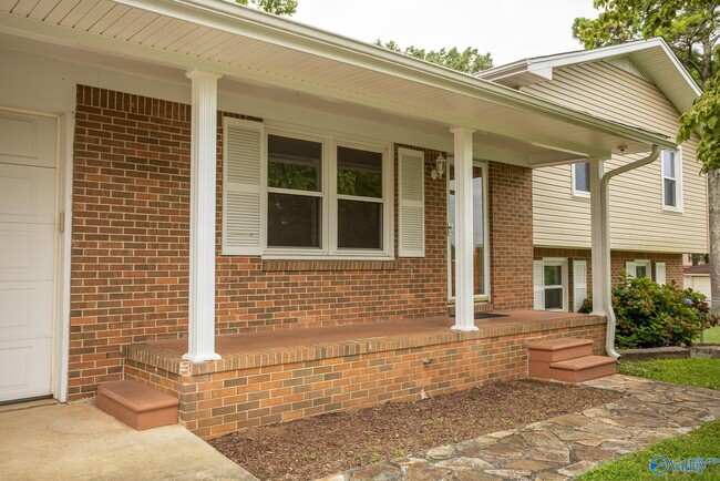 Building Photo - 502 Overlook Dr SE