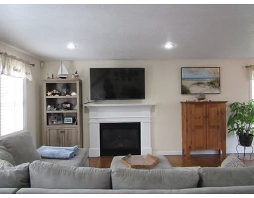 Primary Photo - 6 Webquish Ln