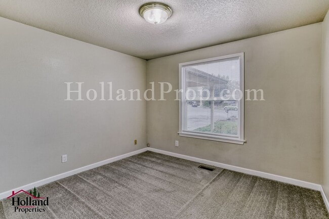 Building Photo - Beautiful Single-Level Hillsboro Home with Spacious Fenced Yard!