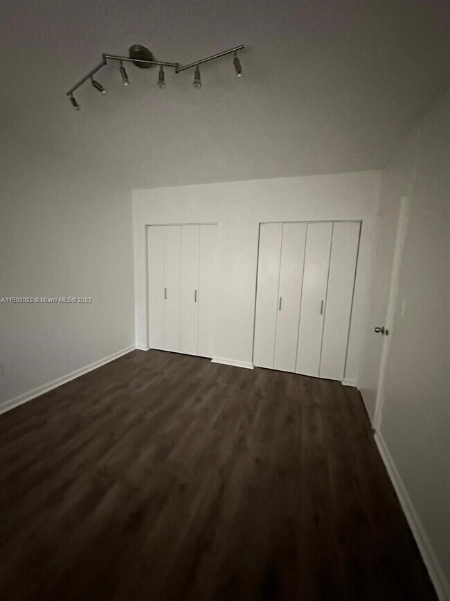 Foto del edificio - 7945 East Dr