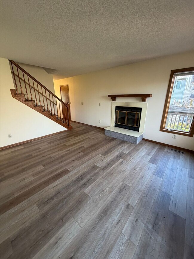 Foto del edificio - Great Eagan location-*3Bed*2.5Bath Freshly painted and new flooring throughout.
