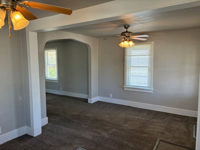 Building Photo - Charming Home