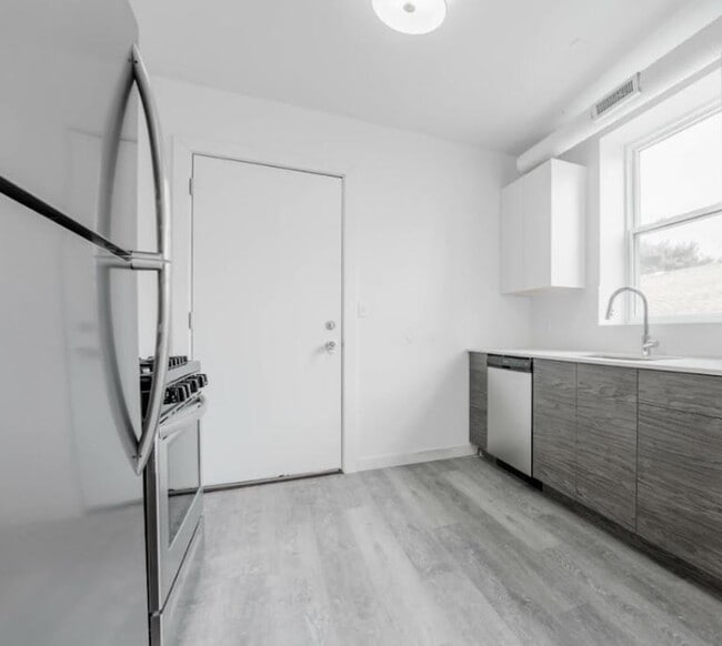 Building Photo - 1712 W Glenlake Ave