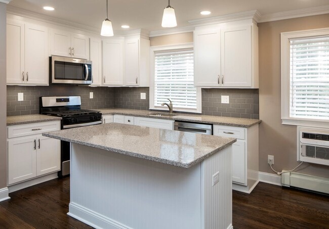 Interior Photo - The Courtyard @ Clifton: In-Unit Washer & Dryer, Heat, Hot & Cold Water, Gas Included, and Bark P...