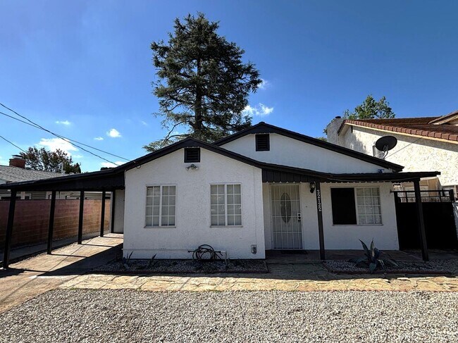 Building Photo - Move-in ready charmer in the heart of Canoga Park!