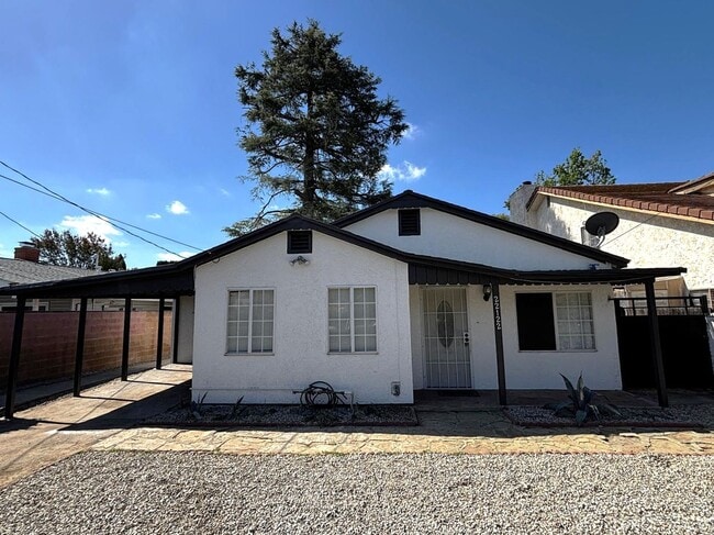 Foto del edificio - Move-in ready charmer in the heart of Canoga Park!