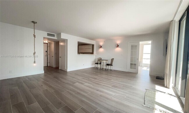 Building Photo - 1800 Collins Ave