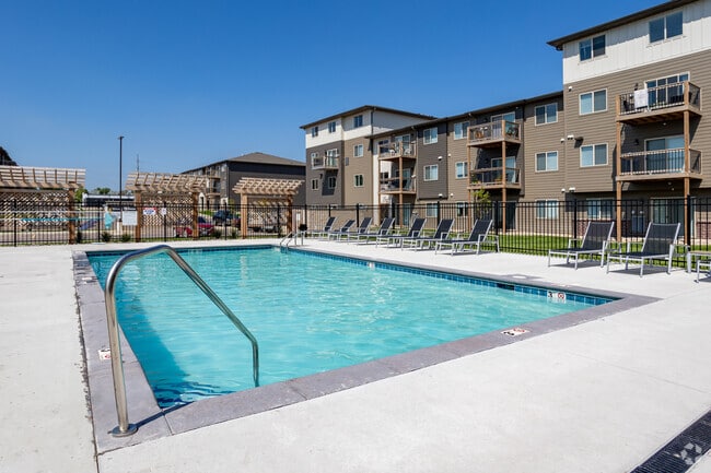 Building Photo - The Overture on Cliff