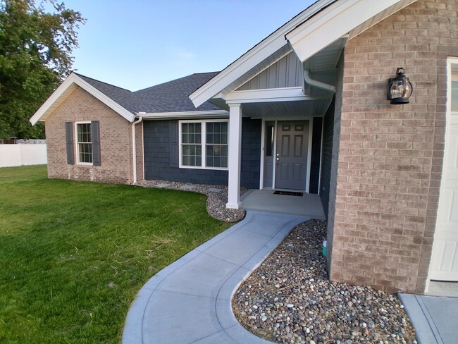 Building Photo - 1421 W Todd Ln