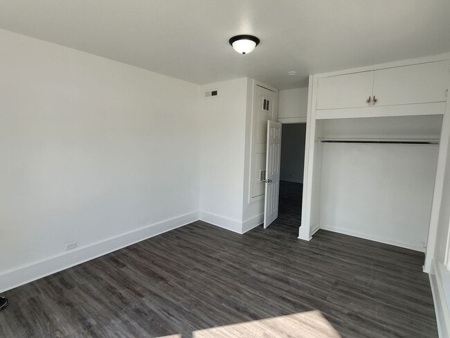 Building Photo - large 2 bedroom upper near Racine Zoo
