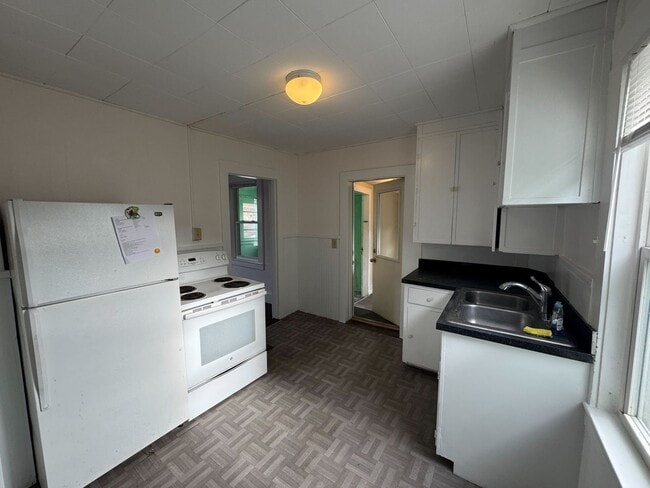 Building Photo - Cozy 2-Bedroom House with Heat Included  *...