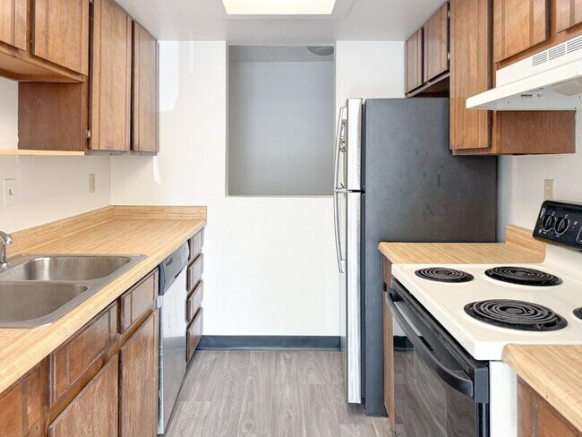 Building Photo - 7825 Barbara Ann Dr