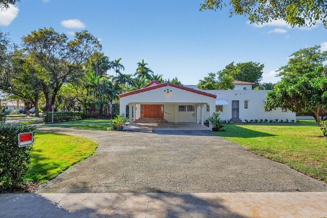 Foto del edificio - 1305 Alhambra Cir